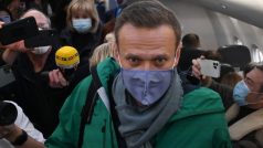 Alexej Navalnyj, hlavní kritik Vladimira Putina, v obležení novinářů na cestě z Německa do Ruska