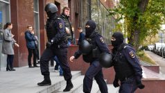 Ruští policisté před budovou, kde sídlí kancelář opozičního politika Alexeja Navalného