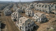 Nedostavěný vilový komplex u čínského města Šen-jang obsadili zemědělci a jejich dobytek | foto: Profimedia