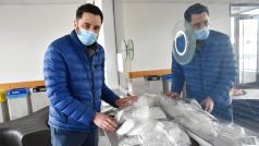 Jan Smejkal rozdává na nádražích v Poličce a ve Svitavách tisíce respirátorů, které koupil ze svého