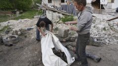 Dobrovolníci přesouvají tělo zabitého ruského vojáka ve vesnici Malaya Rohan na předměstí Charkova