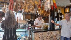 Sevillský obchod s lahůdkami a zároveň bar