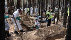 Exhumace těl z hrobů v Izjumu