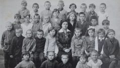 Božena Ivanová Koutná ve škole v Rusku, v tmavém zcela vpravo, cca 1938