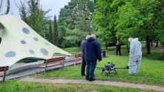 Dezinfekce veřejných míst v Brně-severu probíhala netradičně ze vzduch pomocí dronů