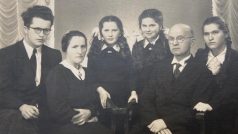 Rodina Drahoslavy Rút Nývltové v Trmicích u Ústí nad Labem v roce 1948 (už i s bratrem, který se účastnil bojů o osvobození ČSR)
