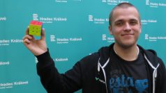 Matěj Grohmann Červeného Kostelce je českým rekordmanem ve skládání Rubikovy kostky