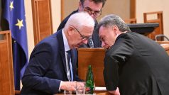 Ministr spravedlnosti Pavel Blažek (ODS) v Senátu debatuje s Jiřím Drahošem (za STAN)