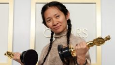 Chloé Zhao, režisérka filmu Země nomádů, který se stal vítězným snímkem 93. ročníku Oscarů