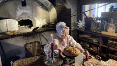Deboře Crewsové je 71 let a vypadá jako babička, která jako by do takovéto starobylé pekárny patřila