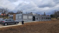 Základní škola v Drahanovicích postavená z mobilních kontejnerů