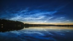 Noční svítící oblaky 5. července 2020 nad rybníkem Hrádek