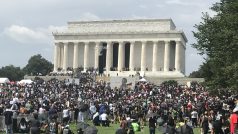 Pochod na Washington se poprvé konal v roce 1963 v rámci boje Afroameričanů za občanská práva. Letos byl pokračováním současných protestů proti systémovému rasismu.