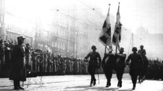 Němečtí vojáci se svými zástavami