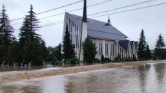 V obci Łapanów pak evakuovali celkem 48 lidi, protože voda zaplavila asi třetinu vesnice.