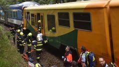 Srážka vlaků u obce Pernink. Záchranářům práci komplikuje nepřístupný terén.