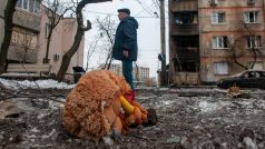 Dětská hračka ležící uprostřed ulice zničené po raketovém útoku v Charkově na Ukrajině