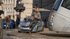 Ryan Gosling při natáčení filmu The Gray Man před pražským Rudolfinem