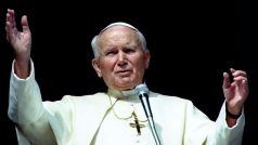 Papež Jan Pavel II. promlouvá 30. října 1996 k poutníkům na Svatopetrském náměstí ve Vatikánu