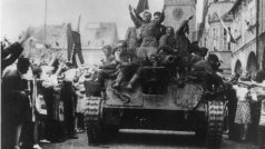 Vítání Rudé armády v Jičíně v květnu 1945. Průjezd samohybného děla SU-76