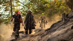Hasičům v Českém Švýcarsku se daří zmenšovat plochu požáru