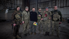 Zelenskyj navštívil vojáky bojující u Bachmutu