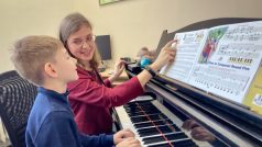 Třicetiletá Yana je absolventkou Hudební akademie Petra Iljiče Čajkovského v Kyjevě, kde se věnovala výuce mladých hudebních talentů