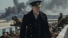 Komandér Bolton na dunkerském mole plném vojáků (Kenneth Branagh)
