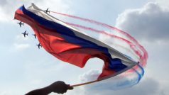 Ruská vlajka během vojenské přehlídky u Moskvy