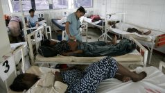 Sestra kontroluje pacientky před porodem v nemocnici ve městě Port-au-Prince, kterou provozuje organizace Lékaři bez hranic.