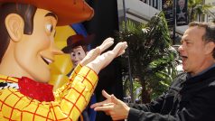 Herec Tom Hanks se zdraví s postavou kovboje Woodyho, kterému propůjčil hlas ve třetím pokračování Příběhu hraček