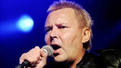 Matti Nykänen zkoušel prorazit jako zpěvák