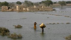 Pákistánské úřady prolomily hráz jezera Mančar, voda kvůli dešťům začala nebezpečně stoupat