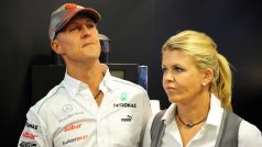 Michael Schumacher s manželkou Corinnou v roce 2012.