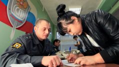Zadržená migrantka ze Střední Asie v Rusku, který podepisuje dokumenty k deportaci