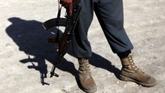 Afghánský policista se zbraní v Kábulu