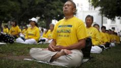Lidé praktikují meditaci Falun Gong