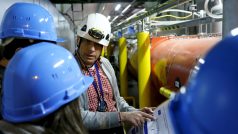 Fyzik Rende Steerenberg mluví s novináři v tunelu u Velkého hadronového urychlovače v Meyrinu u Ženevy (archivní foto)