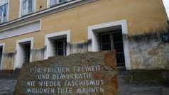 Rodný dům Adolfa Hitlera v rakouském městě Branau am Inn včetně kamene s nápisem „Míru, svobodě a demokracii, nikdy znovu fašismu, miliony mrtvých jsou varováním“