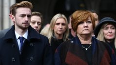 Přeživší Owen Richards (vlevo) s matkou Suzanne spolu s příbuznými obětí tuniského teroristického útoku před soudem v Londýně