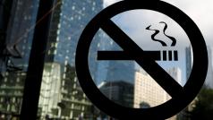 Britská vláda se nakonec rozhodla zakázat kouření celoplošně,