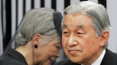 Japonský císařský pár: k císaři Akihitovi sklání hlavu císařovna Mičiko. Manžely jsou už 58 let.