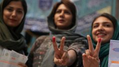 Íránské voličky ukazují prsty od inkoustu, kterým se v Íránu označují lidí, kteří už odvolili.