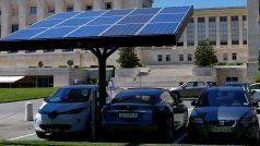 Nabíjecí solární panely pro elektromobily u OSN v Ženevě.