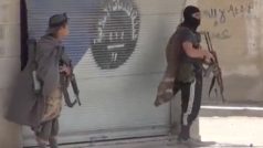 Pravděpodobní bojovníci tak zvaného Islámského státu na snímku z videa.