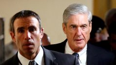 Zvláštní americký vyšetřovatel Robert Mueller (vpravo)
