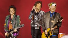 Rolling Stones během koncertu v Hamburku
