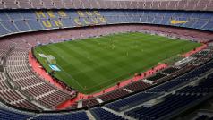 Zápas před prázdnými ochozy. Stadion Camp Nou má kapacitu 99 000 míst. Na zápas s Las Palmas zůstala - kvůli nepokojům během referenda - prázdná