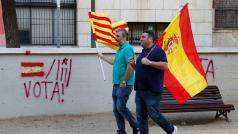 Demonstranti s katalánskou a se španělskou vlajkou jsou na demonstraci za setrvání Katalánska ve společném španělském státu