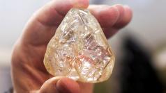 V New Yorku se dražil 709karátový drahý kámen zvaný Peace Diamond, tedy diamant míru.
